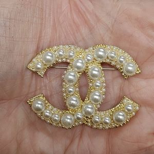 Beautiful gold and faux pearl Chanel brooch